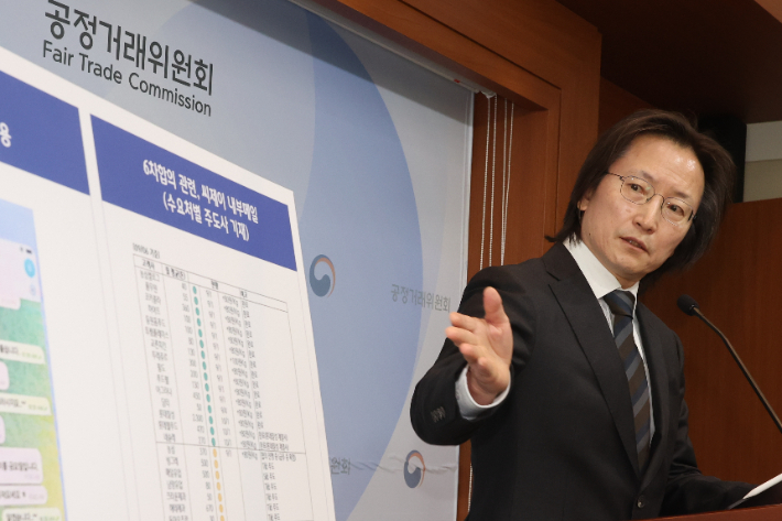 '설탕 담합' 사건 심의결과 설명하는 주병기 공정위원장. 연합뉴스