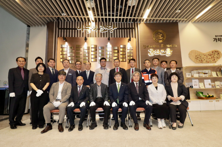 울산교육청은 5월 7일 청사 내 나눔의 전당을 조성하고 본관 1층 책마루에서 헌액식을 열었다. 울산광역시교육청 제공
