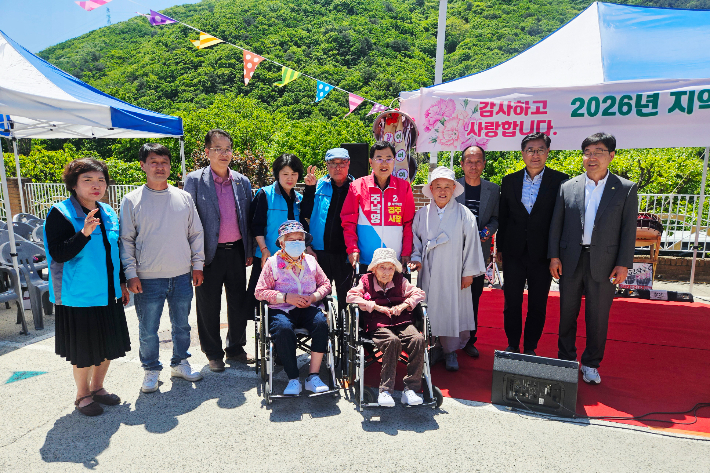 주낙영 경주시장 후보가 경로잔치에 참석해 어르신들과 기념사진을 촬영하고 있다. 주낙영 후보 캠프 제공