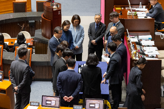 7일 국회에서 열린 제435회 국회(임시회) 1차 본회의에서 감표 위원들이 대한민국 헌법 개정안에 투표한 의원 명패를 세고 있다. 연합뉴스