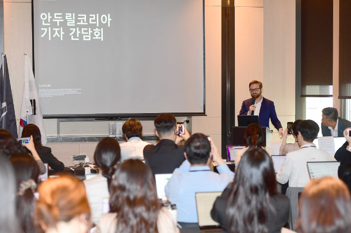 안두릴 기자 간담회에서 발표하고 있는 브라이언 쉼프 안두릴 공동창업자 겸 CEO. 안두릴 제공