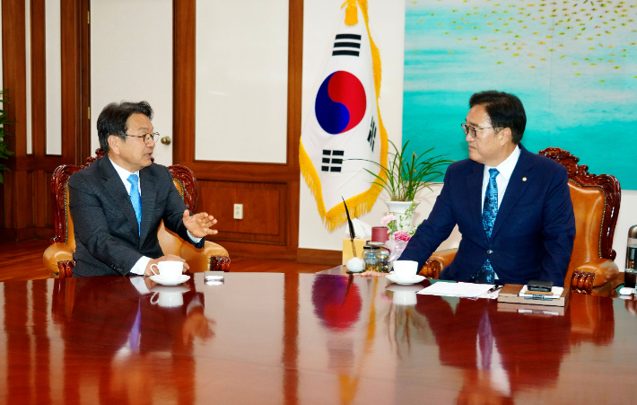 강기정 광주광역시장이 7일 5·18정신 헌법 전문 수록이 담긴 개헌안에 대한 국회 본회의 표결을 앞두고 국회를 방문해 우원식 국회의장을 면담하고 있다. 광주광역시 제공