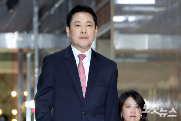 국민의힘 장동혁 대표가 31일 서울 여의도 국회에서 개헌 논의와 관련, 우원식 국회의장과의 비공개 면담을 위해 국회의장실로 향하고 있다. 윤창원 기자