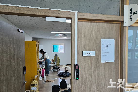 작업하는 예술인. 이형탁 기자