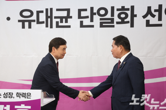 악수하는 유대균 강원교육감 선거 예비후보와 신경호 예비후보. 구본호 기자