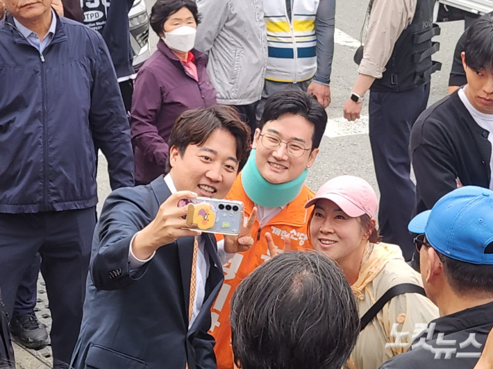 지난달 29일 부산 북구 구포시장에서 이준석 개혁신당 대표와 정이한 후보가 선거 유세에 나섰다. 정혜린 기자