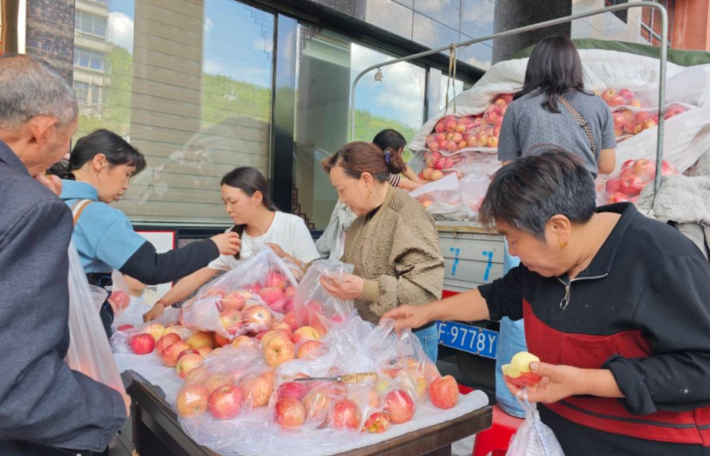 병원에 입원한 중국의 한 과일 행상의 사과를 지역 주민들이 사고 있는 모습. 북경만보 캡처