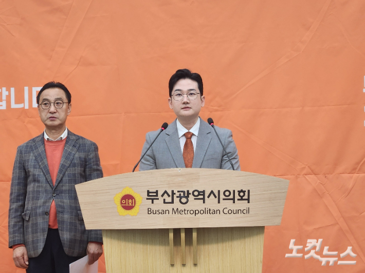 정이한 개혁신당 부산시장 후보(오른쪽)와 최봉환 개혁신당 금정구청장 후보가 침례병원 민관협력 개원 공약을 발표하고 있다. 정혜린 기자