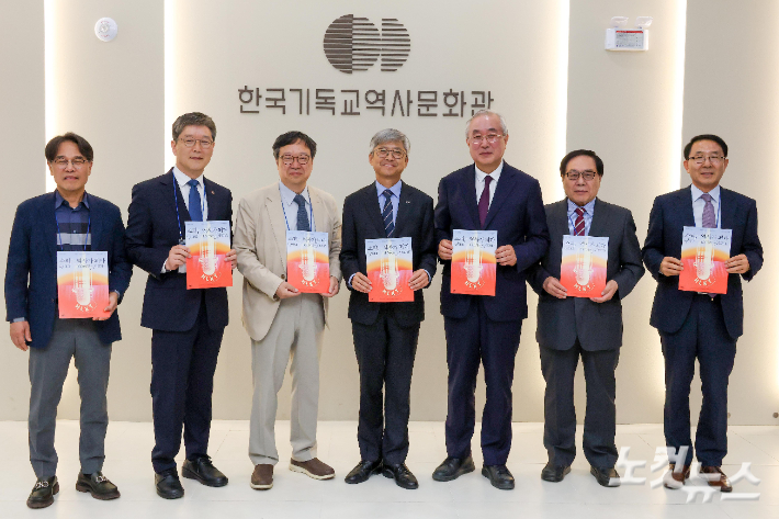 나이영 CBS 사장을 비롯한 내빈들이 6일 서울 은평구 한국기독교역사문화관에서 열린 CBS 특별전시 '소리, 역사가 되다' 개관식에서 기념 촬영을 하고 있다. 긴관선 CBS 자문위원회 공동부위원장, 박승렬 한국기독교교회협의회 총무, 안교성 한국기독교역사문화관장, 나이영 CBS 사장, 손달익 한국기독교역사문화재단 이사, 임헌택 구세군 사관학교 총장, 김종생 CBS 사목. 박종민 기자