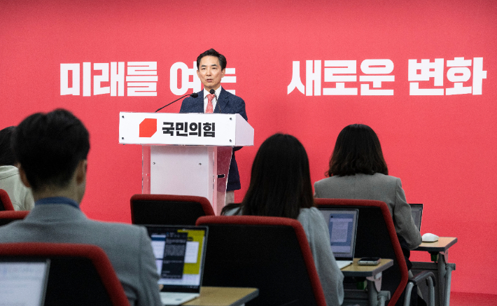 6ㆍ3 재보선 부산 북구 갑 선거구에 국민의힘 공천이 확정된 박민식 전 국가보훈부 장관이 5일 서울 여의도 중앙당사에서 열린 기자회견에서 한동훈 후보와의 단일화 가능성에 대한 취재진 질문에 답하고 있다.     박 전 장관은 이번 선거에 "한동훈 후보와의 단일화 가능성은 제로"라고 밝혔다. 연합뉴스