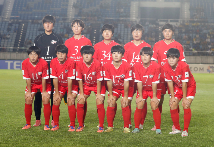 지난 2025년 11월 15일 미얀마 양곤에서 열린 AWCL ISPE(미얀마)와의 경기에 앞서 포즈를 취하는 북한 내고향여자축구단. 연합뉴스