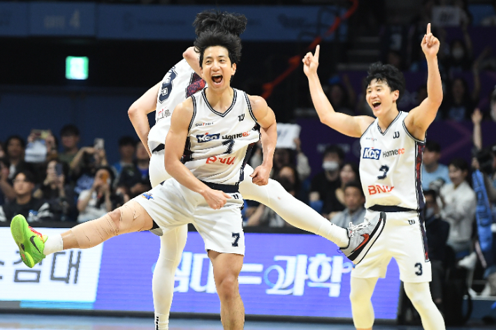 2연승을 거둔 KCC. KBL 제공