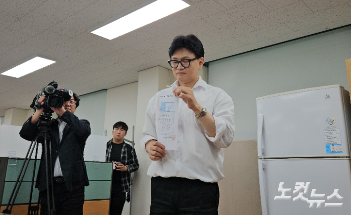 한동훈 국민의힘 전 대표가 4일 부산 북구선거관리위원회에 부산 북구갑 국회의원 보궐선거 예비후보로 등록한 뒤 접수증을 들고 있다. 김혜민 기자