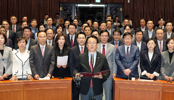 국민의힘 곽규택 수석대변인이 7일 국회에서 열린 의원총회에서 장동혁 대표와 송언석 원내대표를 비롯한 의원들을 대표해 개헌과 관련한 성명서를 낭독하고 있다. 연합뉴스