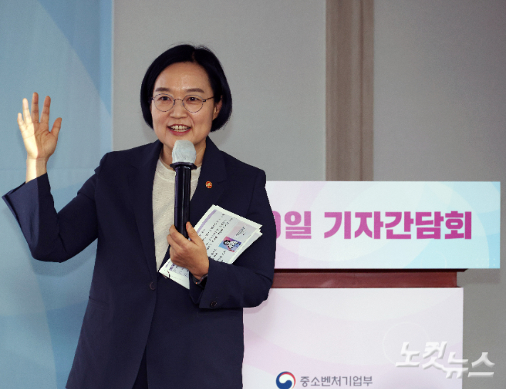한성숙 중소벤처기업부 장관이 28일 오전 서울 여의도 중소기업중앙회에서 '취임 30일 기자간담회'를 개최, 발언하고 있다. 황진환 기자