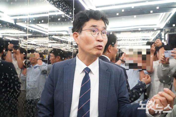 7일 경찰 조사를 마친 이원택 전북도지사 후보가 엘리베이터에서 취재진의 질문에 답하고 있다. 심동훈 기자