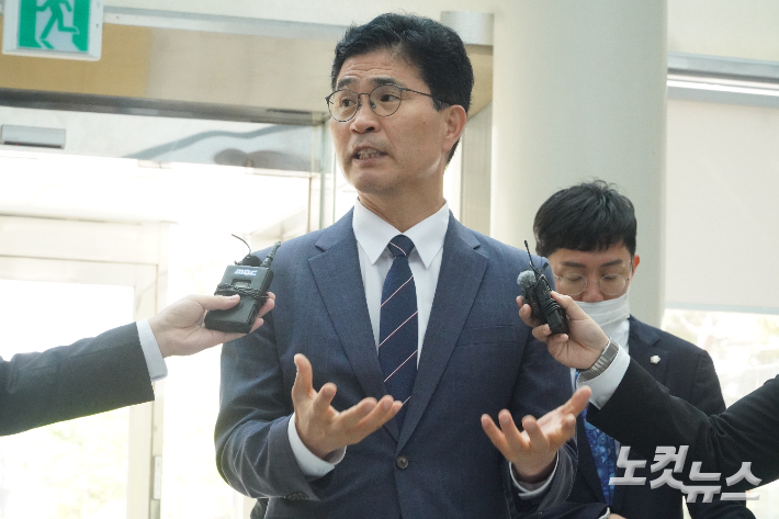 7일 오전 경찰 조사를 받기 위해 전북경찰청에 출석한 이원택 더불어민주당 전북도지사 후보가 취재진의 질의에 답하고 있다. 심동훈 기자