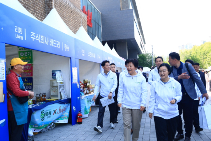 송미령 농림축산식품부 장관과 한성숙 중소벤처기업부 장관이 1일 스타필드 안성점 야외광장에서 열린 동행축제 상생판매전에서 부스를 살펴보고 있다. 연합뉴스