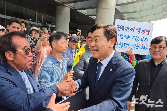 7일 오전 전북도의회 앞에서 김관영 전북도지사가 지지자들과 악수하고 있다. 송승민 기자