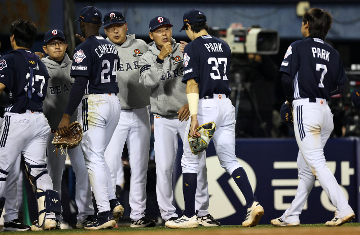 '지훈아, 정신 차려' 7일 잠실야구장에서 열린 2026 KBO 리그 두산 베어스 대 LG 트윈스 경기. 3대 2로 승리한 후 김원형 두산 감독이 선수들과 인사를 나누고 있다. 연합뉴스 