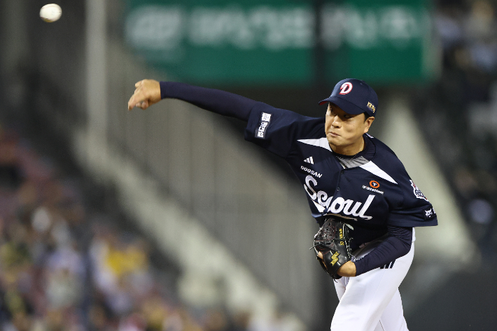 7일 잠실야구장에서 열린 2026 KBO 리그 두산 베어스 대 LG 트윈스 경기. 9회말 두산 이영하가 역투하고 있다. 연합뉴스 
