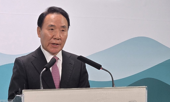 염동열 전 국회의원이 7일 기자회견을 갖고 국민의힘 탈당과 함께 강원도지사 후보인 우상호 더불어민주당 후보에 대한 지지를 밝히고 있다. 연합뉴스