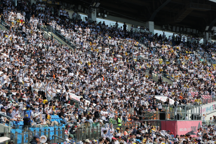 어린이날인 지난 5일 KBO 프로야구 두산 베어스와 LG 트윈스의 경기가 열린 서울 잠실야구장에서 관중들이 응원하고 있다. 연합뉴스