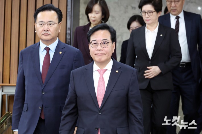원내대책회의 참석하는 송언석