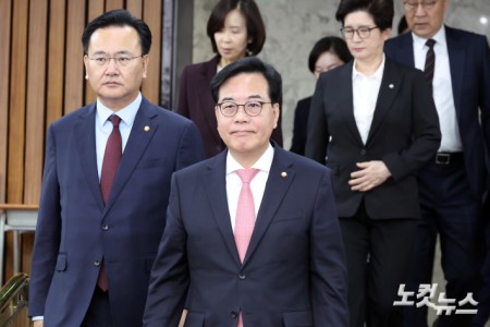 원내대책회의 참석하는 송언석