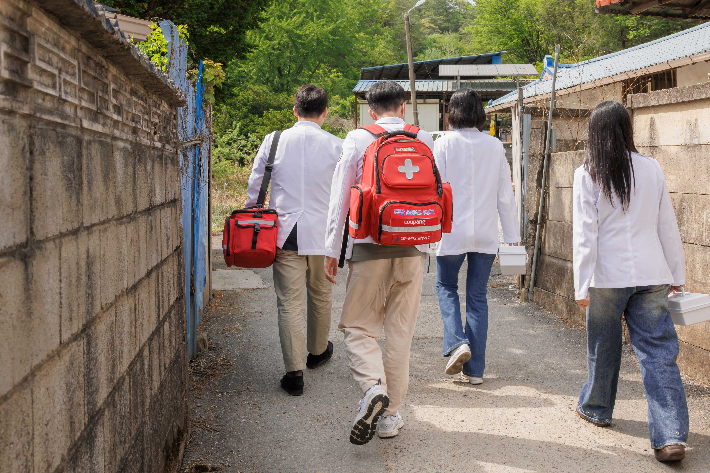 '쿠팡 온동네 케어'에 참여한 의료진들이 거동이 불편한 어르신의 가정에 찾아가는 '재택 진료'를 위해 이동하고 있다. 쿠팡 제공