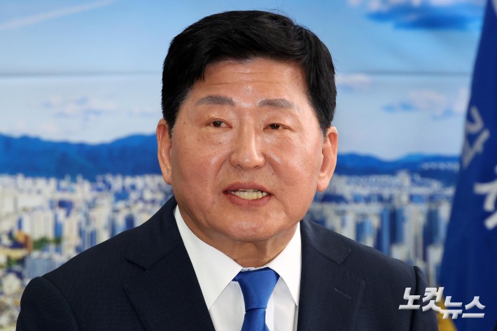발언하는 조재희 후보