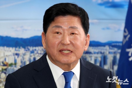 발언하는 조재희 후보