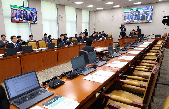7일 국회에서 열린 국토교통위원회의 행정수도 특별법안 관련 공청회에 국민의힘 의원들이 불참해 자리가 비어 있다. 연합뉴스