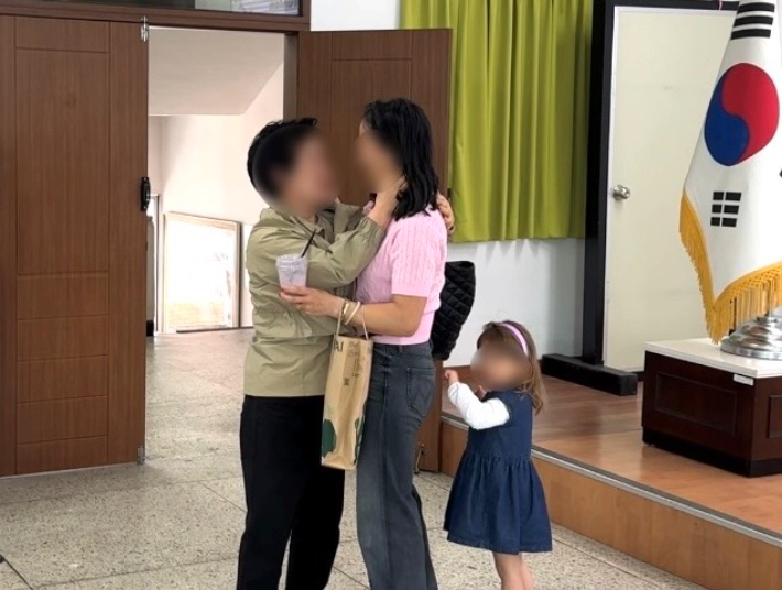 지난 4일 부산 해운대경찰서에서 네덜란드 입양인이 생모를 만나는 모습. 부산 해운대경찰서 제공
