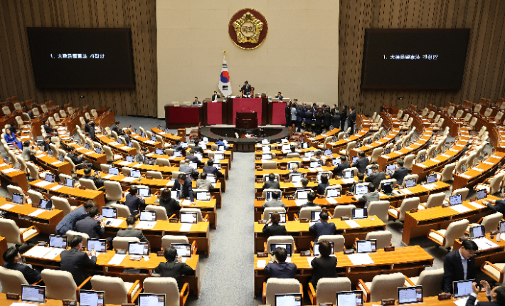 우원식 국회의장이 7일 국회에서 열린 5월 임시국회 제1차 본회의에서 대한민국헌법 개정안이 국민의힘 의원들의 표결 불참으로 의결정족수에 미달해 투표 불성립을 선언하고 있다. 연합뉴스