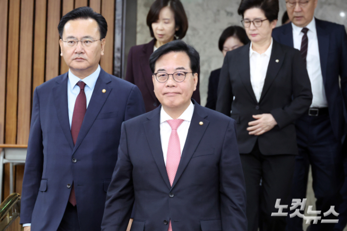 국민의힘 송언석 원내대표가 8일 서울 여의도 국회에서 열린 원내대책회의에 참석하고 있다. 윤창원 기자