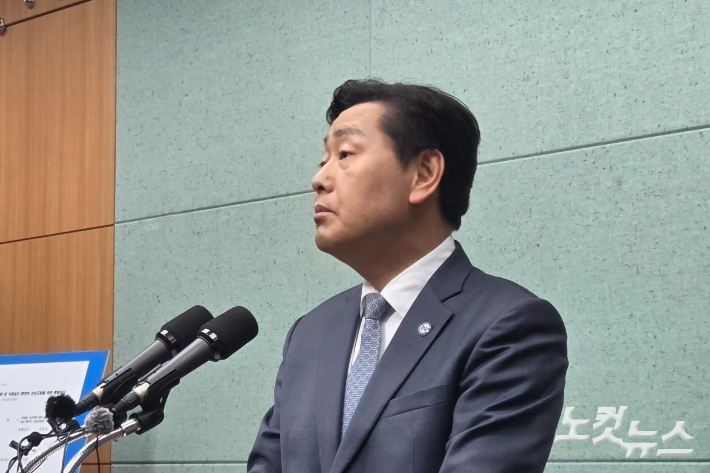 김관영 무소속 전북도지사 예비후보가 8일 전북도의회에서 기자회견을 하고 있다. 최명국 기자