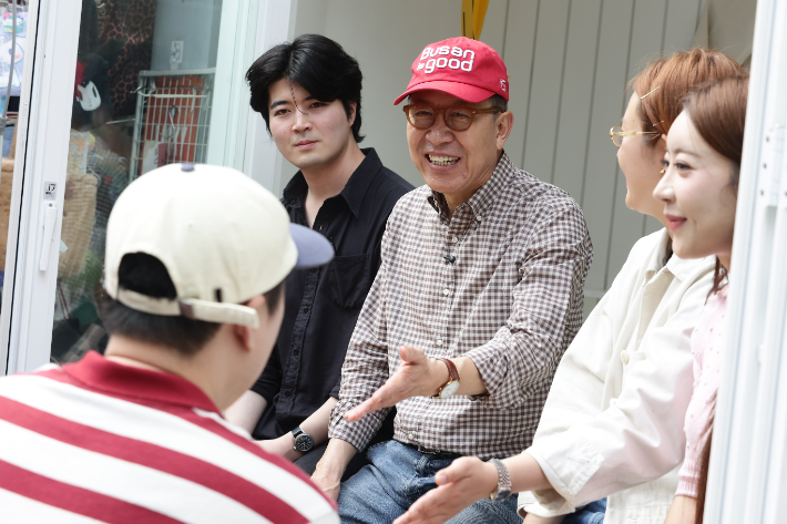 박형준 국민의힘 부산시장 후보가 7일 부산대 앞에서 청년 상인과 함께하는 간담회를 열었다. 박형준 후보 캠프 제공