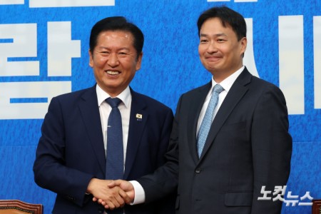 더불어민주당 정청래 대표가 8일 서울 여의도 국회에서 열린 인재영입식(4차)에서 김영빈 변호사와 인사를 하고 있다.
