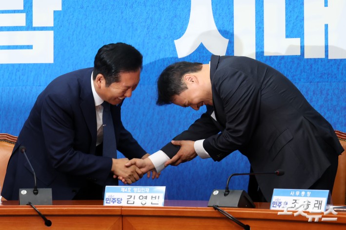 더불어민주당 정청래 대표가 8일 서울 여의도 국회에서 열린 인재영입식(4차)에서 김영빈 변호사와 인사를 하고 있다.