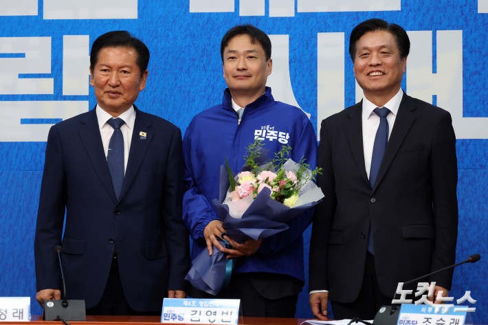 더불어민주당 정청래 대표가 8일 서울 여의도 국회에서 열린 인재영입식(4차)에서 김영빈 변호사에서 당점퍼를 전달하고 기념촬영을 하고 있다.