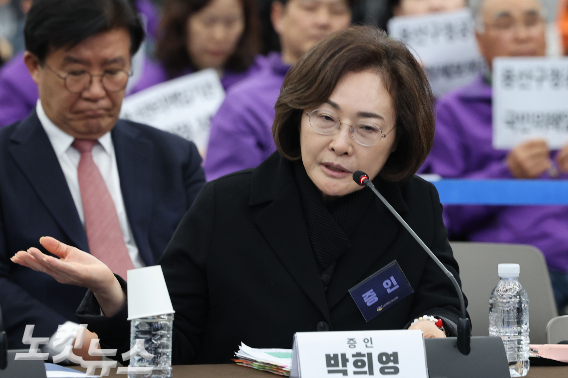박희영 용산구청장이 증인으로 출석해 질의에 답하고 있다. 황진환 기자