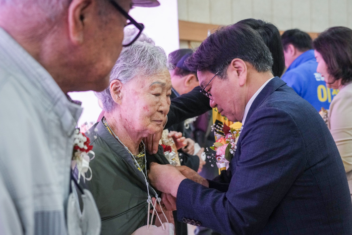 광주광역시는 어버이날인 8일 남구 노대동 빛고을노인건강타운에서 '제54회 어버이날 기념행사'를 개최했다. 광주시 제공