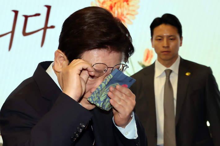 이재명 대통령이 8일 서울 중구 대한상공회의소에서 열린 어버이날 기념식에서 축사 후 눈물을 닦고 있다. 이 대통령은 축사에 앞서 순직 경찰관, 소방관 부모님들에게 카네이션을 달아드렸다. 연합뉴스