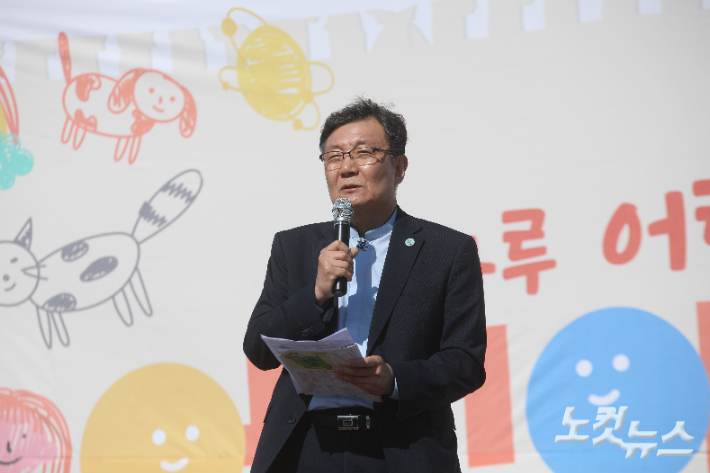 군산시기독교연합회 대표회장 이천우 목사가 어린이날 큰잔치에서 환영사를 전하고 있다. 최화랑 기자