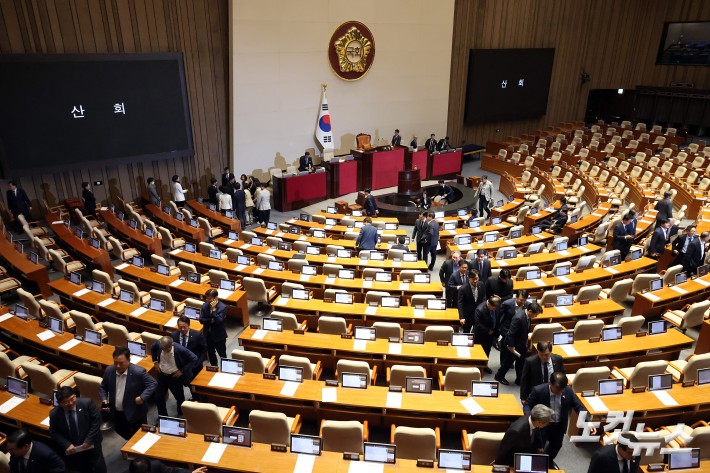 8일 서울 여의도 국회에서 열린 제435회 국회(임시회) 제2차 본회의에서 우원식 국회의장이 개헌안과 관련 국민의힘이 필리버스터(무제한토론) 신청하자 