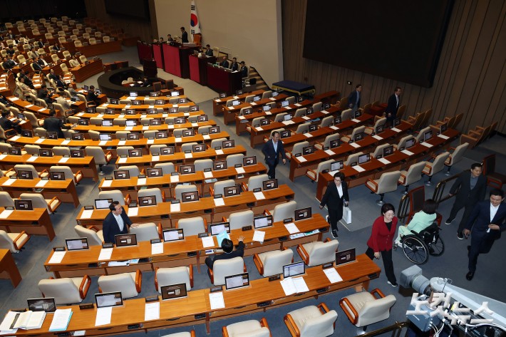 8일 서울 여의도 국회에서 열린 제435회 국회(임시회) 제2차 본회의에서 우원식 국회의장이 국민의힘 의원들의 개헌안 관련 필리버스터(무제한토론)에 대해 비판하자 자리에서 일어나 회의장을 떠나고 있다.