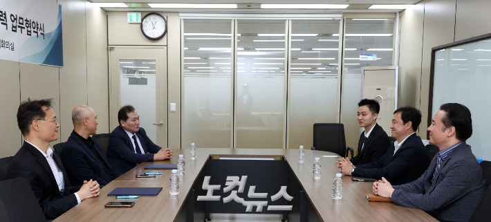 CBS M&C-뉴럴웨이브간의 AI 사업 협력 업무협약 후 간담회를 하고 있다. 황진환 기자