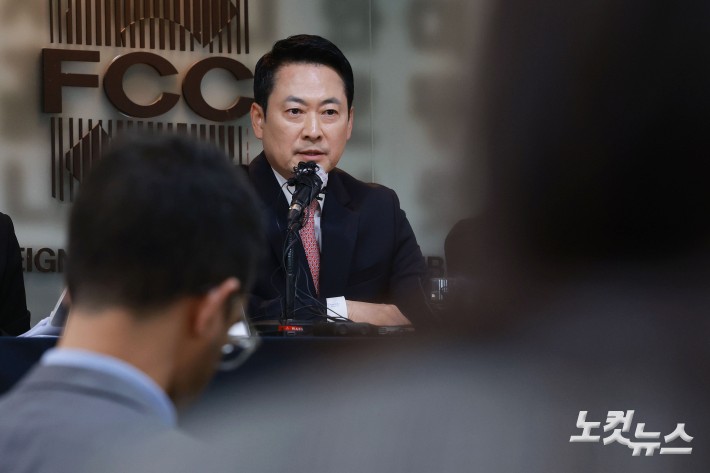 장동혁 국민의힘 대표가 8일 오후 서울 중구 프레스센터에서 열린 서울외신기자클럽 초청 간담회에서 모두발언을 하고 있다.