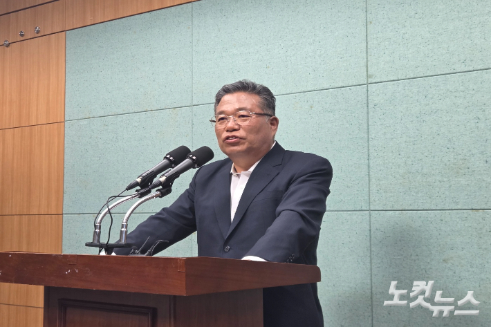 김종회 전 국회의원이 8일 전북도의회에서 기자회견을 열고 군산·김제·부안을 보궐선거에 무소속 출마를 선언하고 있다. 최명국 기자